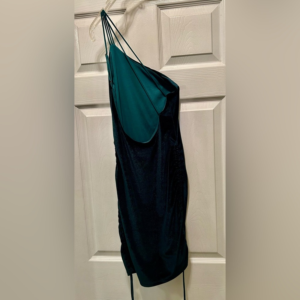 Elegant Dark Green One-Shoulder Dress - Picture 4 of 11